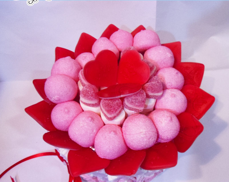 Torta di Marshmallows e caramelle gommose Cuori e Rose